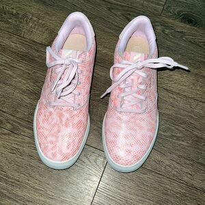 ADIDAS ADICROSS SNEAKERS IN EXCELLENT CONDITION LIKE NEW WITHOUT TAGS, SIZE 71/2